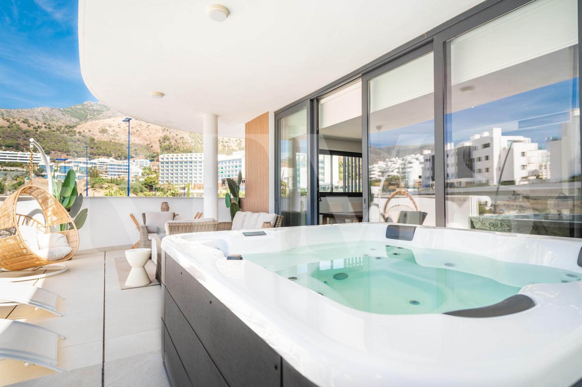 Lovely View With Private Jacuzzi & Terrace, Pool And Parking By Rems Apartment Fuengirola